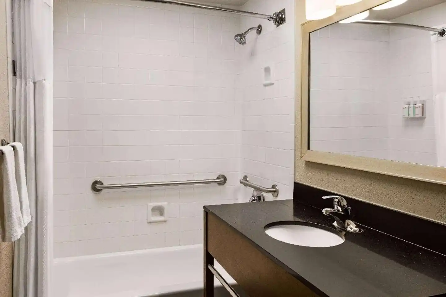 Ramada by Wyndham Albuquerque Airport Badezimmer