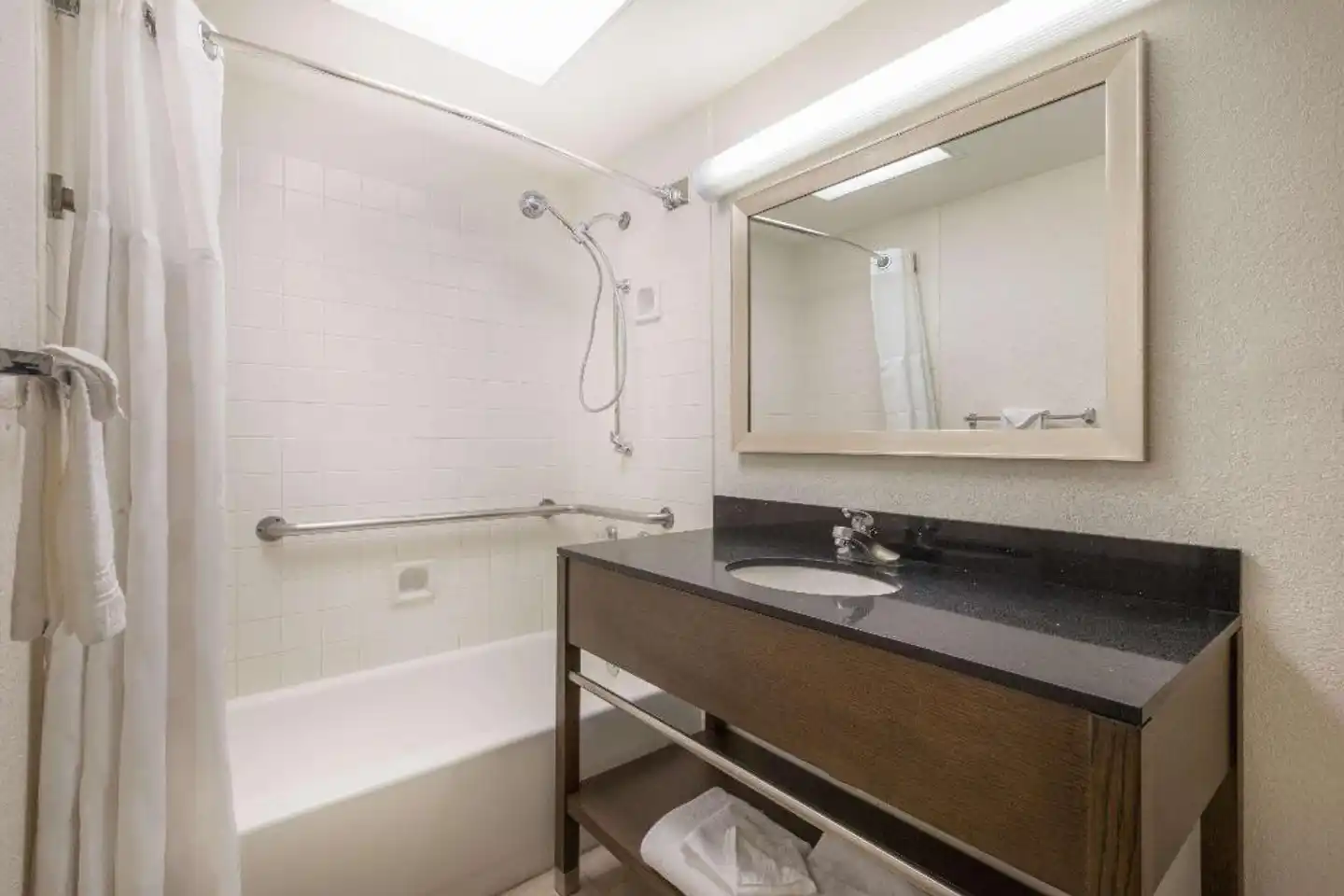 Ramada by Wyndham Albuquerque Airport Badezimmer