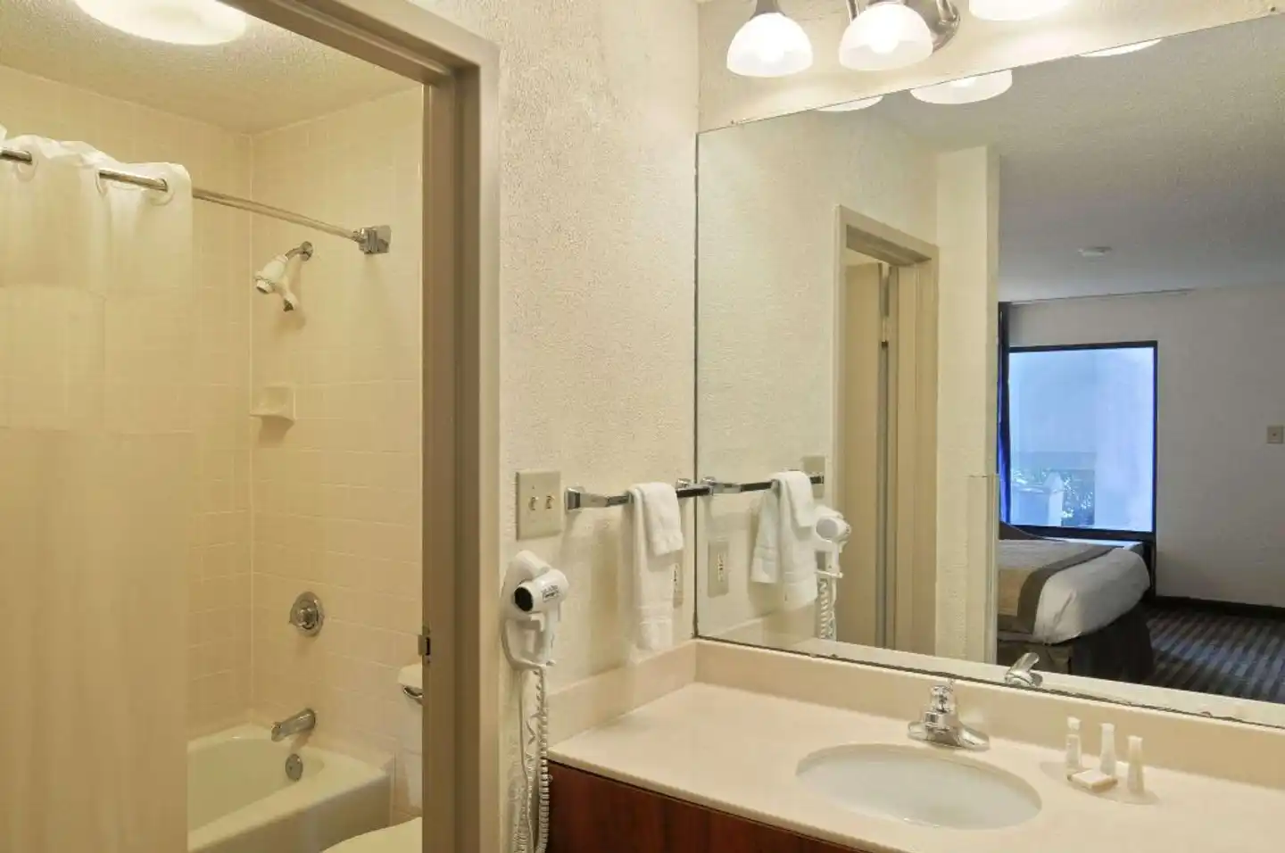 Baymont by Wyndham Macon I-75 Badezimmer