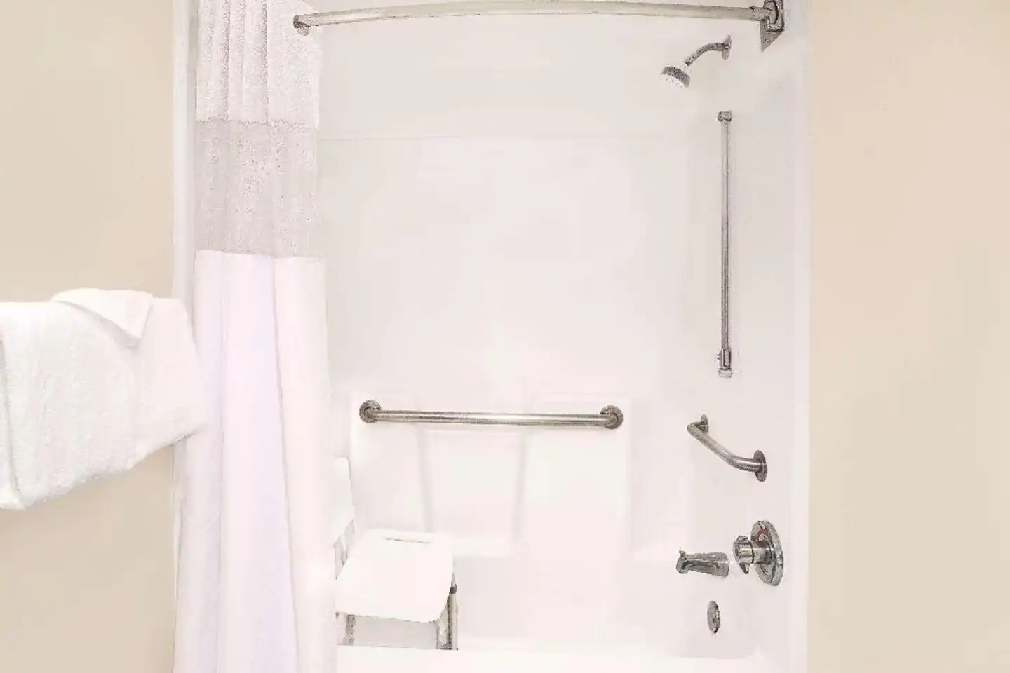 Baymont by Wyndham Janesville Badezimmer