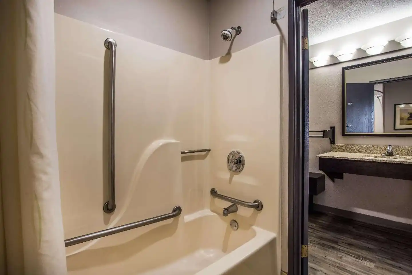 Baymont by Wyndham Madison West/Middleton WI West Badezimmer