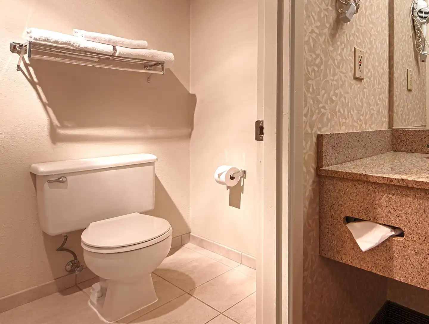 Best Western Plus Rivershore Hotel Badezimmer