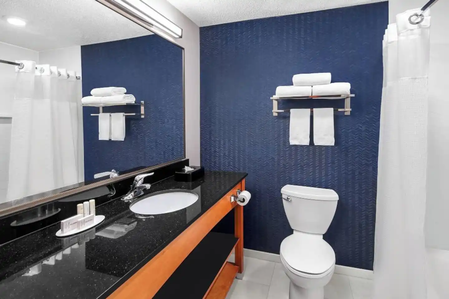 Fairfield Inn & Suites by Marriott Denver Airport Badezimmer