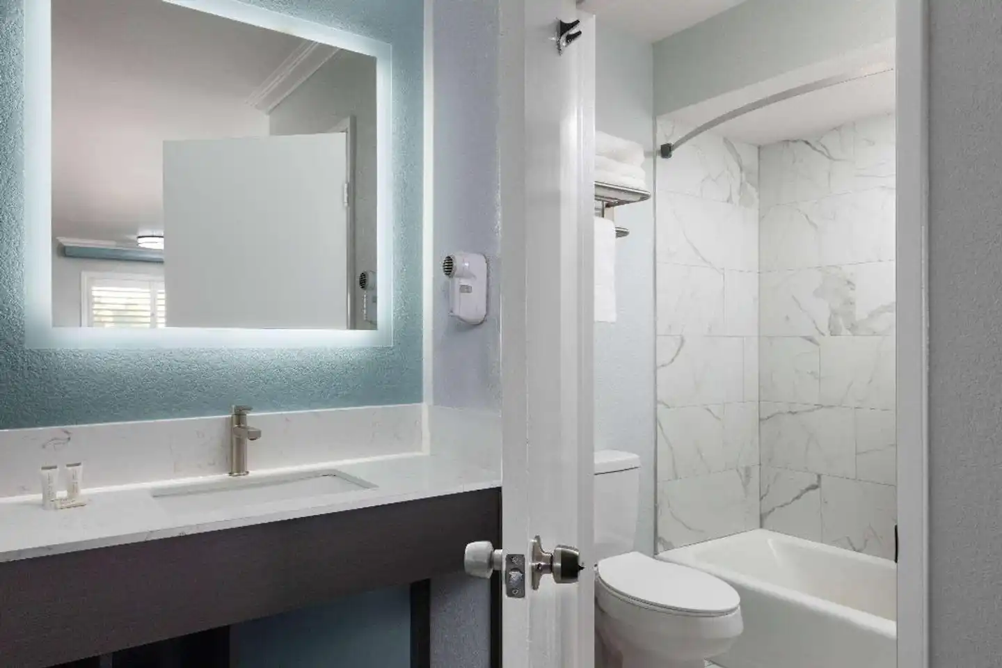 Travelodge by Wyndham Lemoore Near Naval Air Station Badezimmer