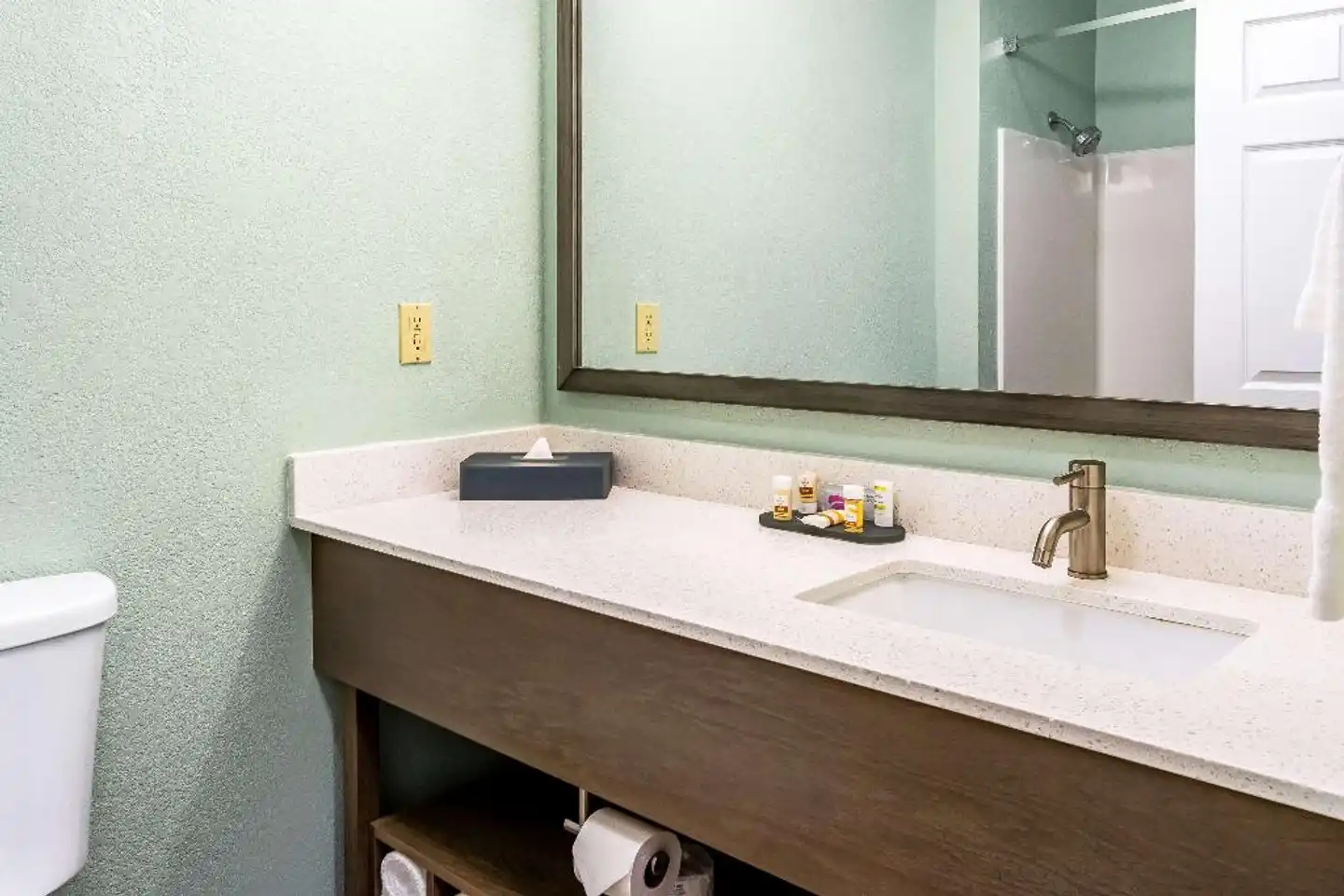 La Quinta Inn & Suites by Wyndham Newport Badezimmer