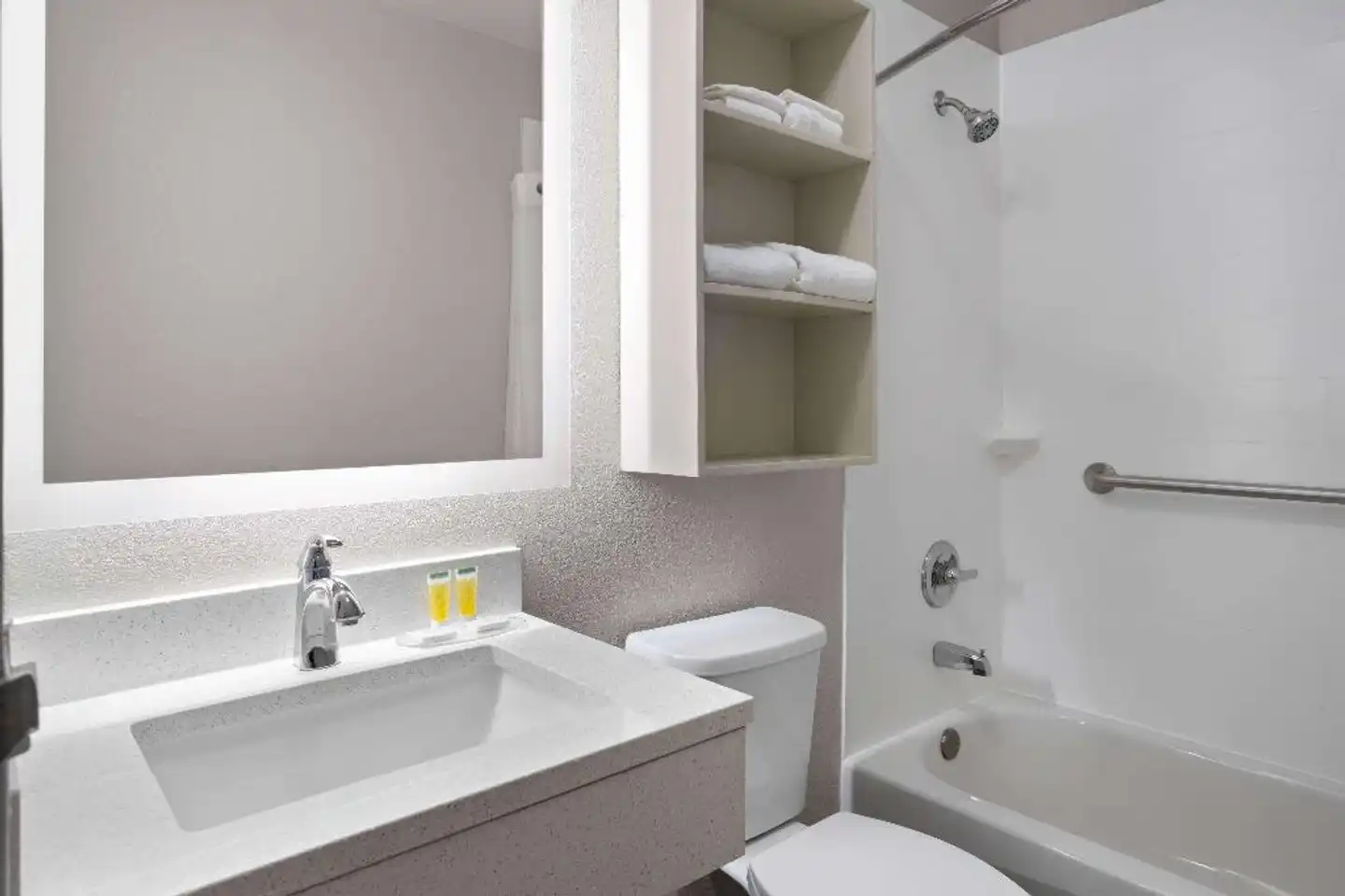 Microtel Inn & Suites by Wyndham Raleigh Durham Airport Badezimmer