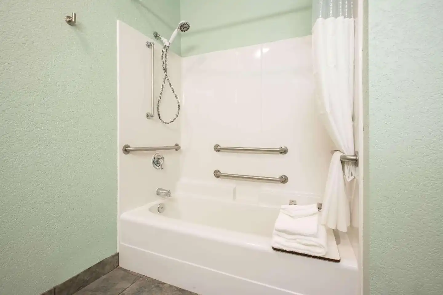 La Quinta Inn & Suites by Wyndham Newport Badezimmer
