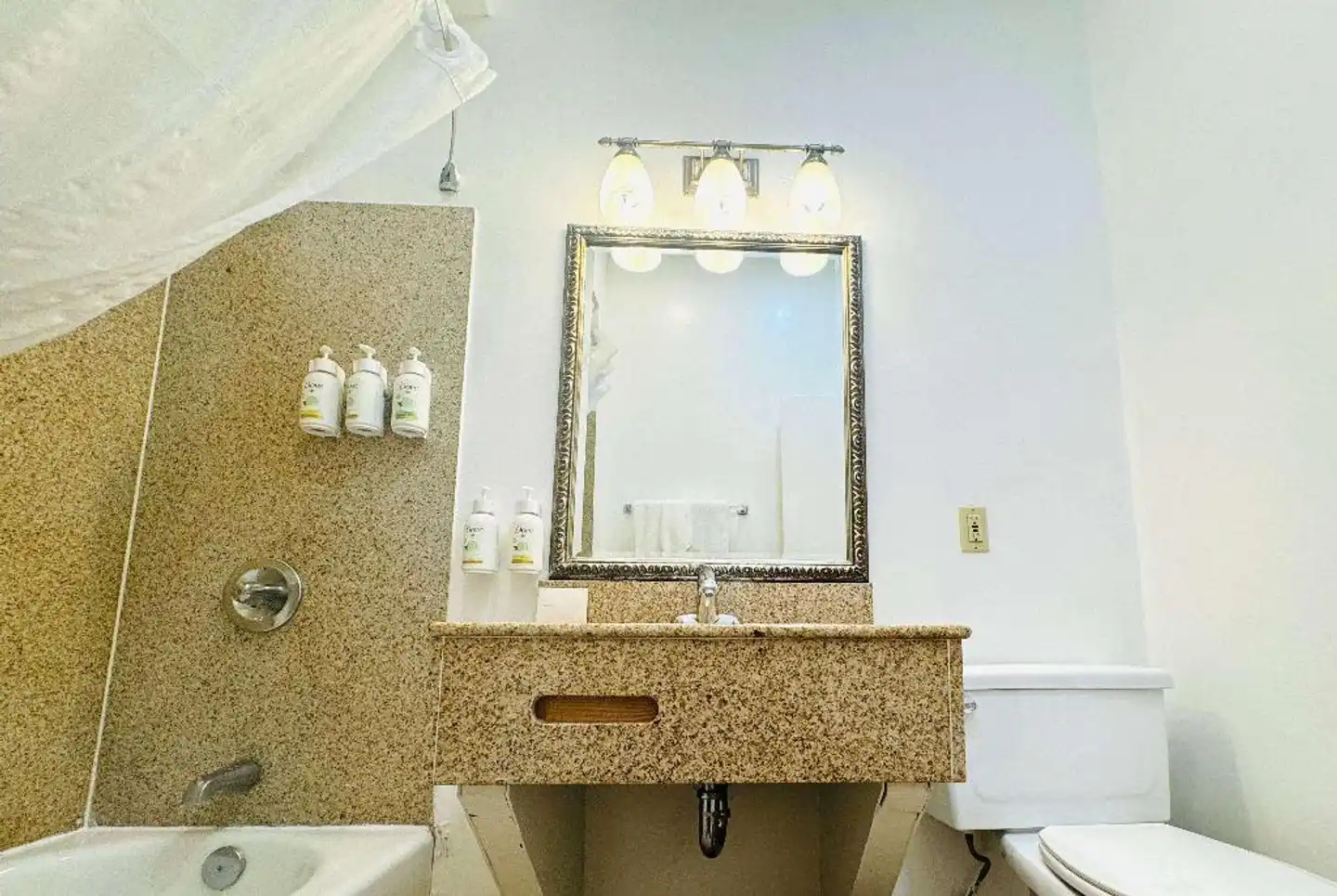 Ramada San Diego Airport Badezimmer