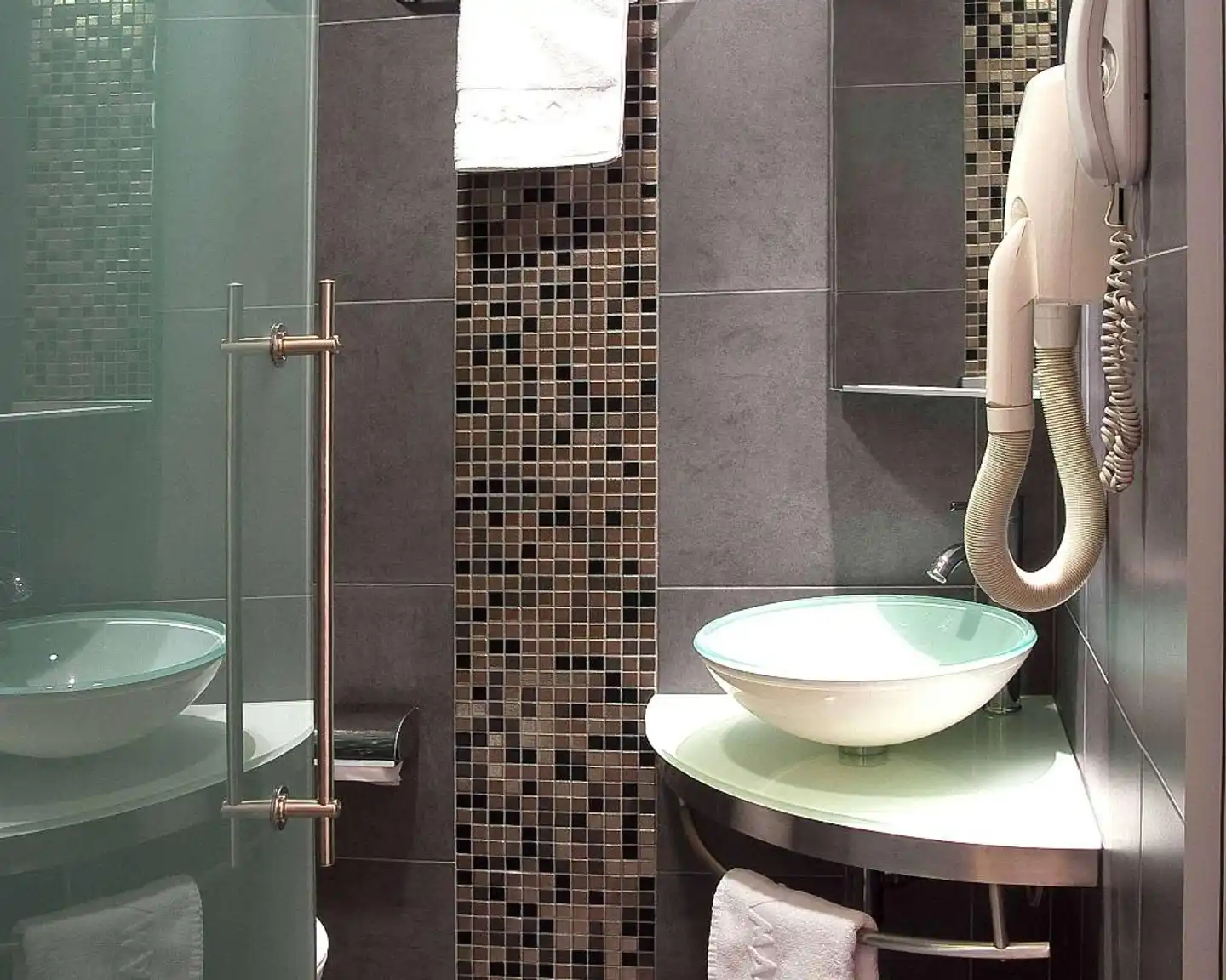Amazon Hotel Athens Badezimmer