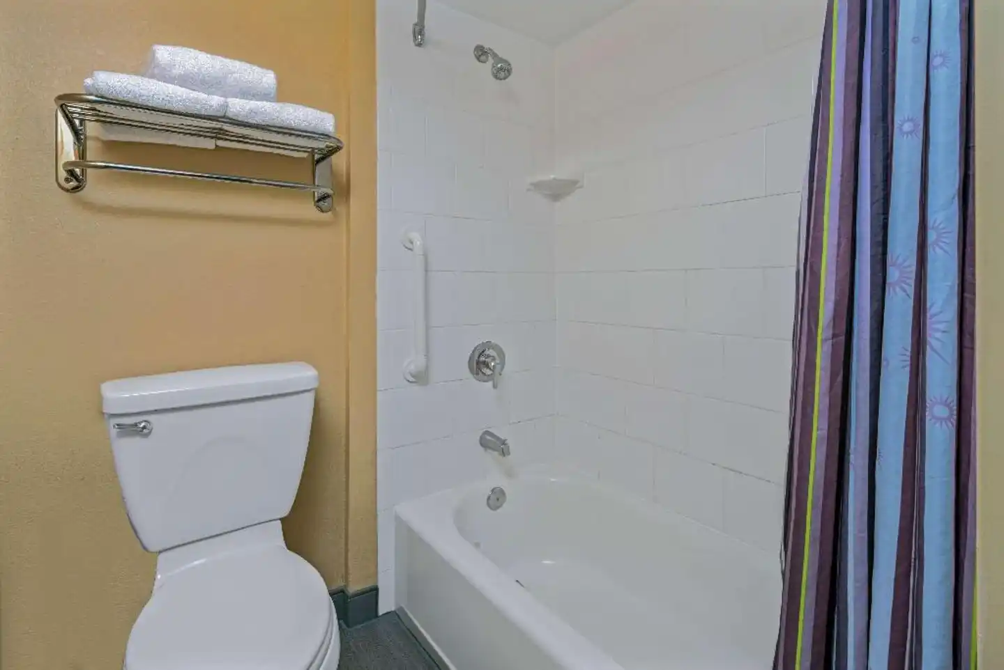 La Quinta Inn & Suites by Wyndham Naples Downtown Badezimmer