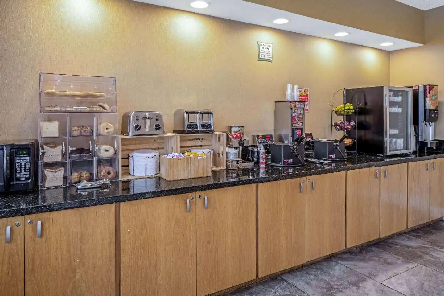 La Quinta Inn & Suites by Wyndham Naples Downtown Lobby