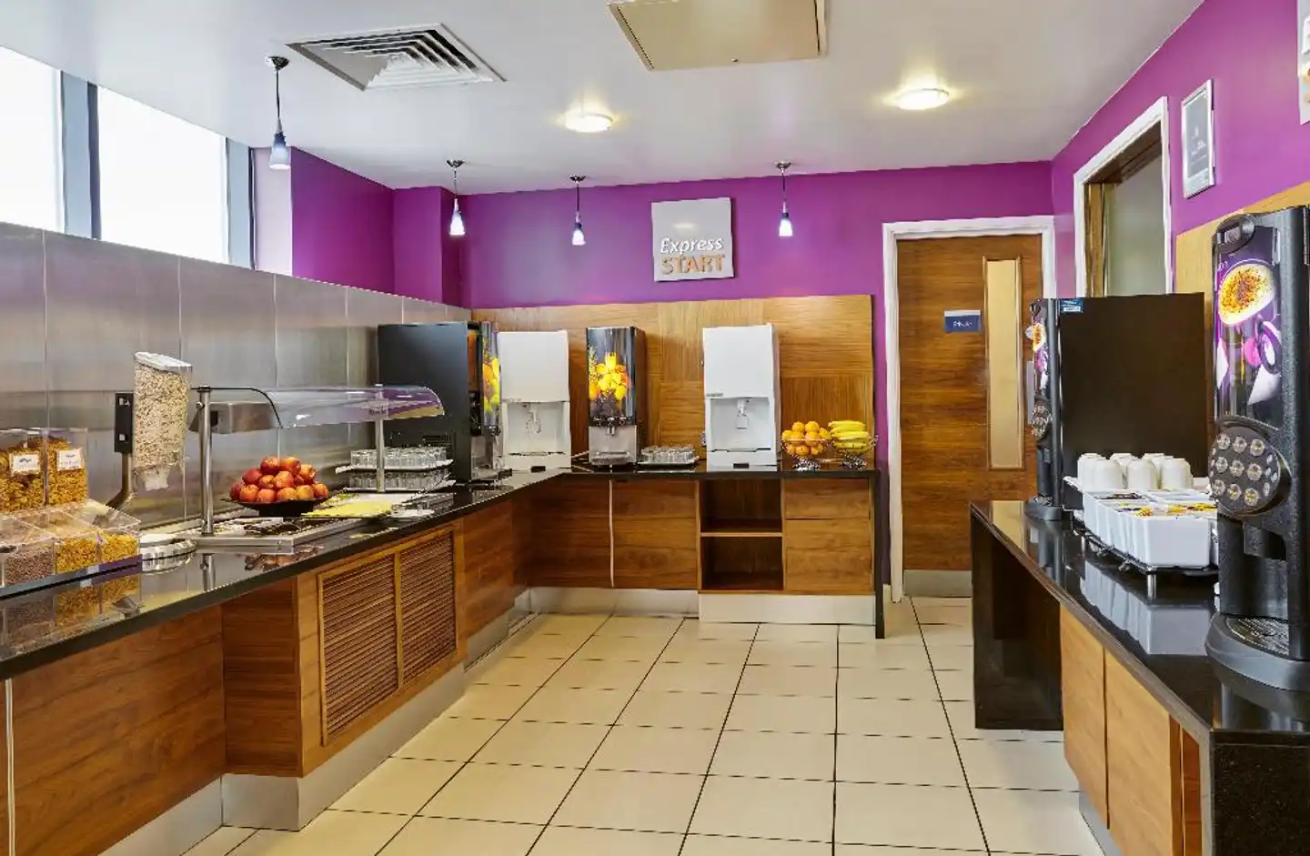 Holiday Inn Express London - Newbury Park Lobby