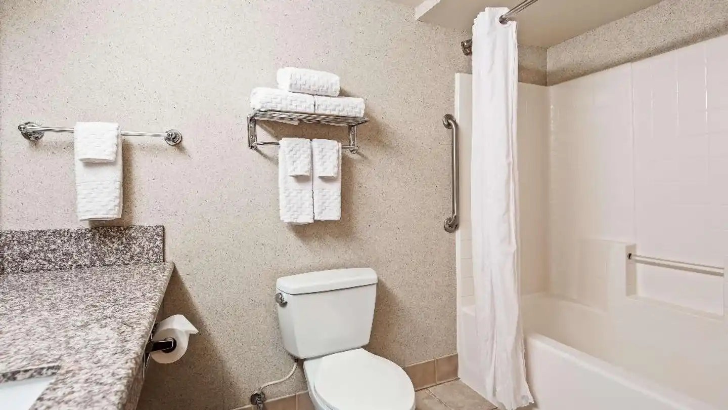 Best Western Plus North Las Vegas Inn & Suites Badezimmer