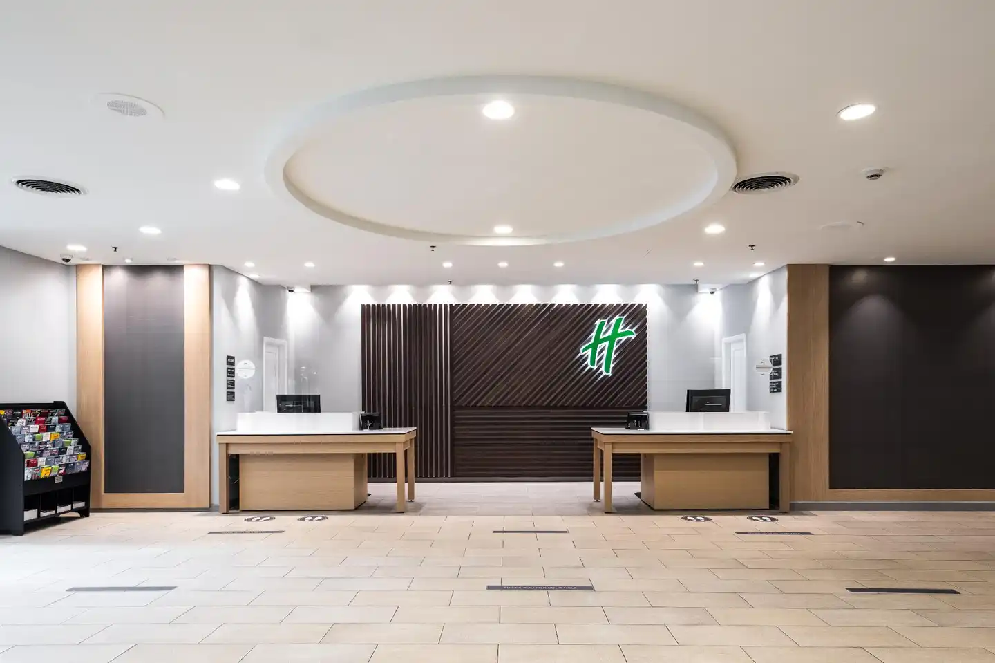 Holiday Inn Newark International Airport Lobby