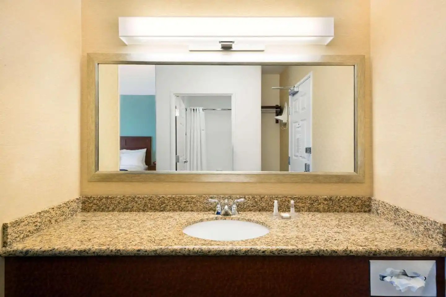 Baymont by Wyndham Denver International Airport Badezimmer