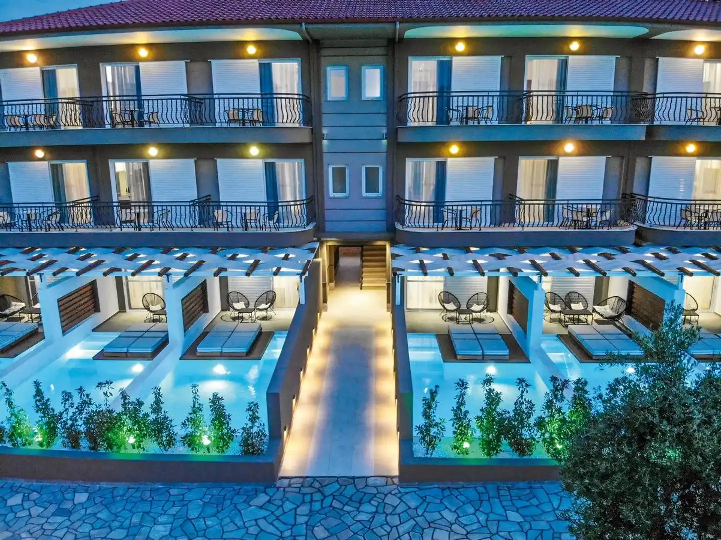 Royal Hotel and Suites Lobby