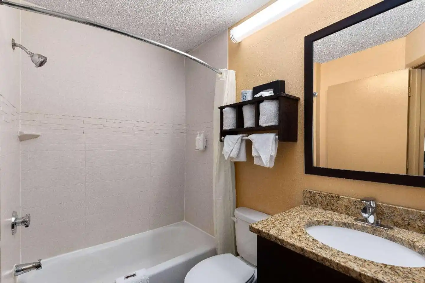 Super 8 by Wyndham Myrtle Beach/Market Common Area Badezimmer