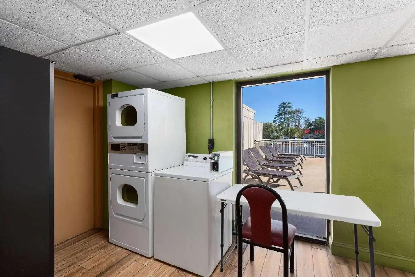 Super 8 by Wyndham Myrtle Beach/Market Common Area Wohnbeispiel
