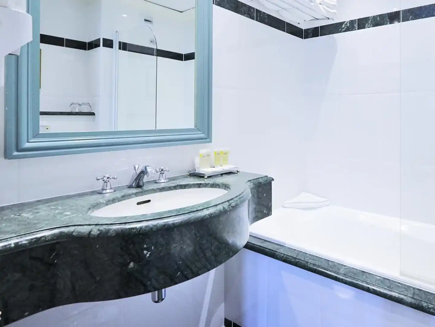 Golden Tulip Washington Opera Badezimmer