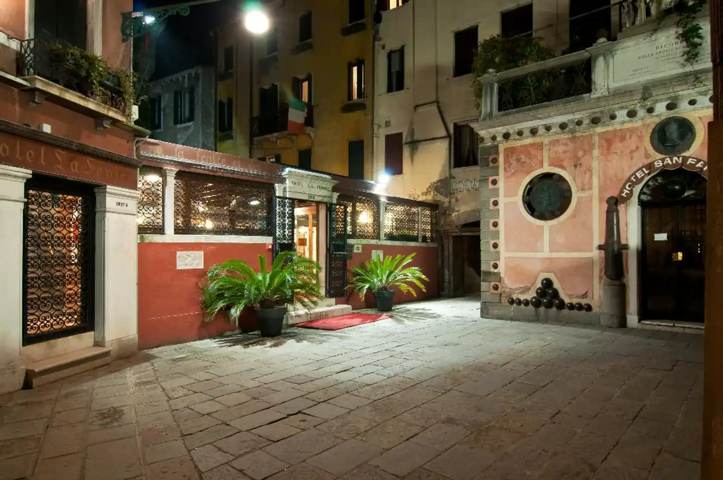 La Fenice et Des Artistes Aussenansicht