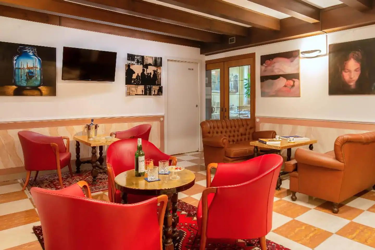 La Fenice et Des Artistes Bar