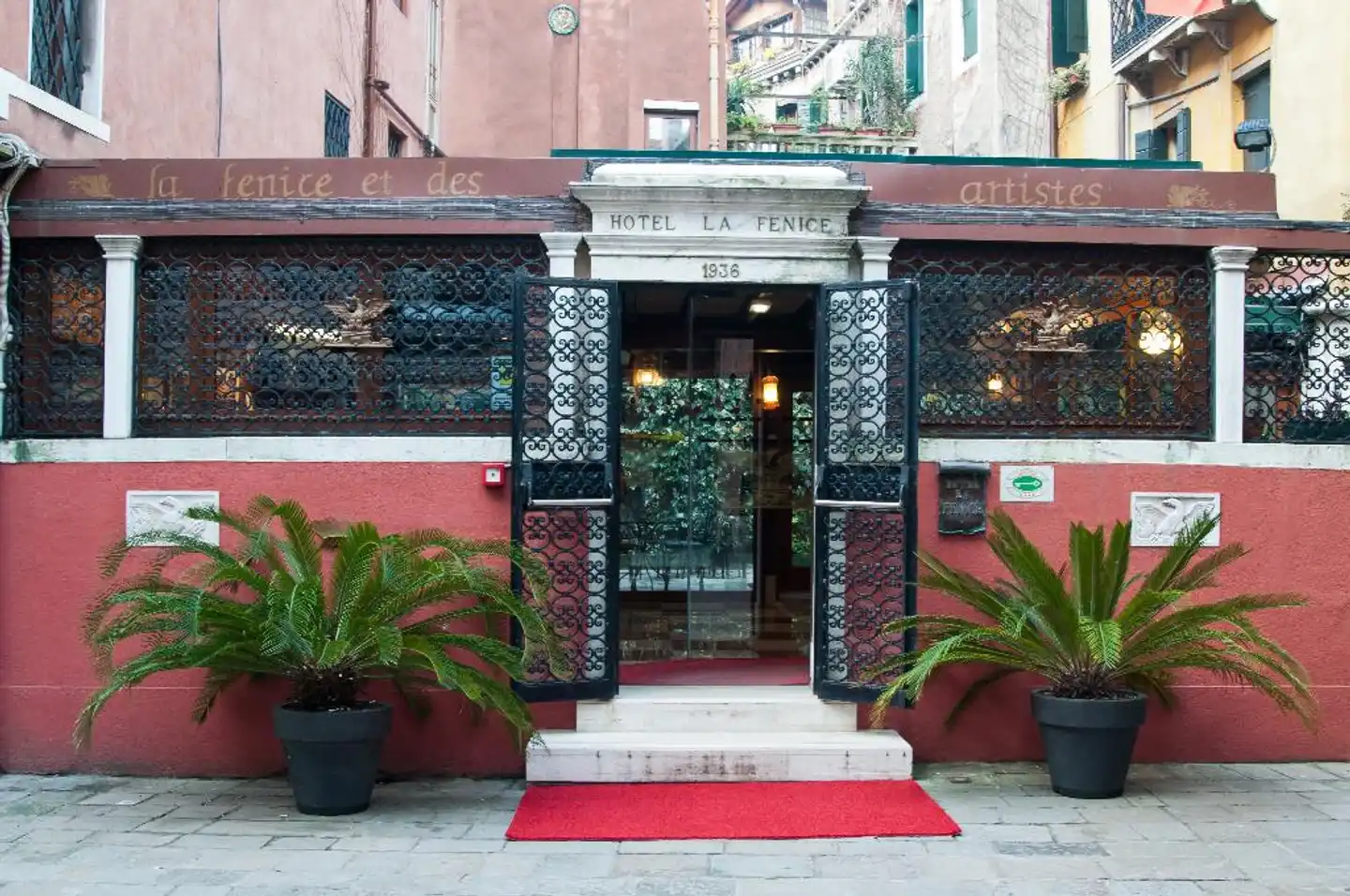 La Fenice et Des Artistes Aussenansicht