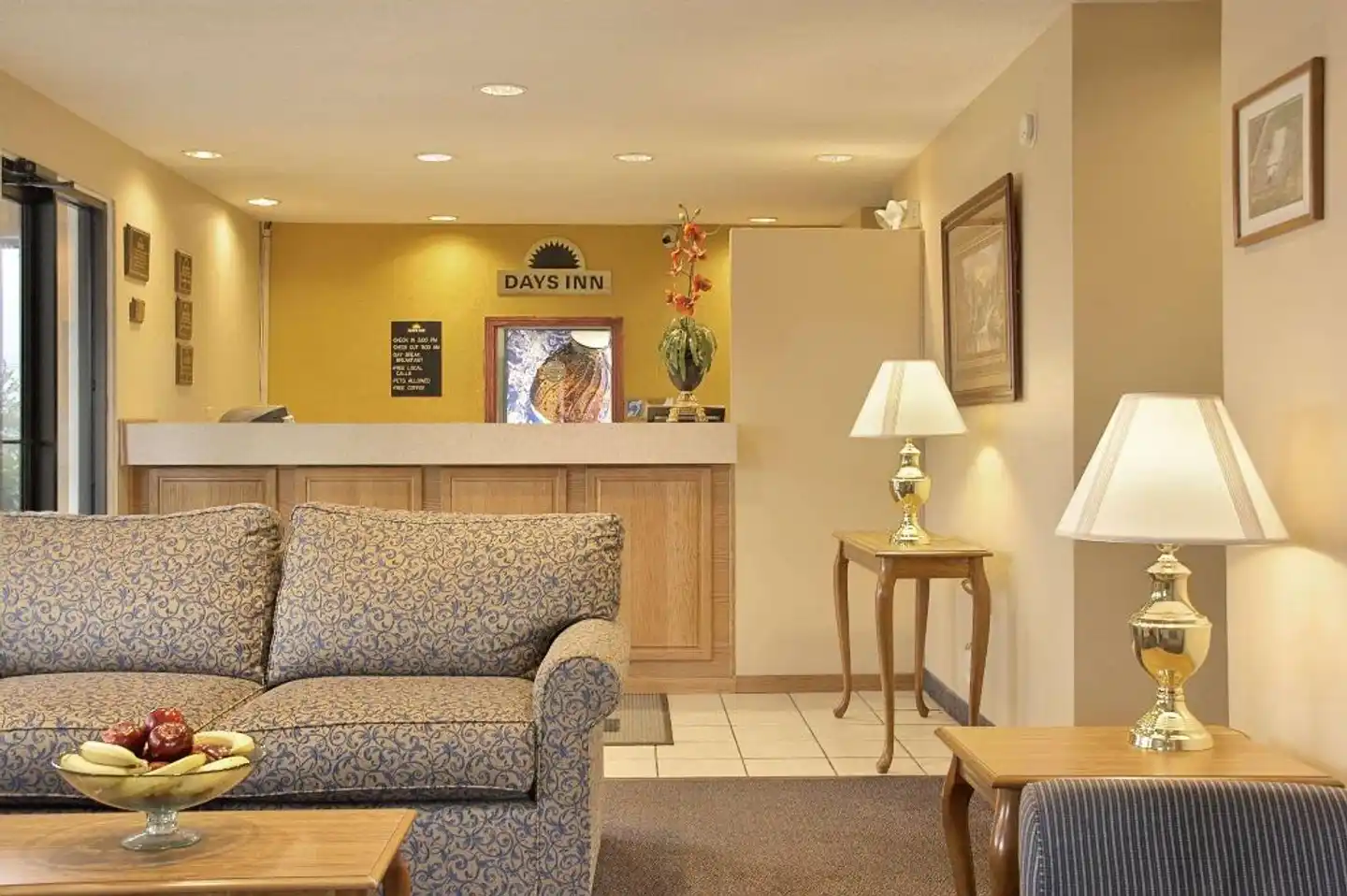 Days Inn by Wyndham Plainfield Lobby