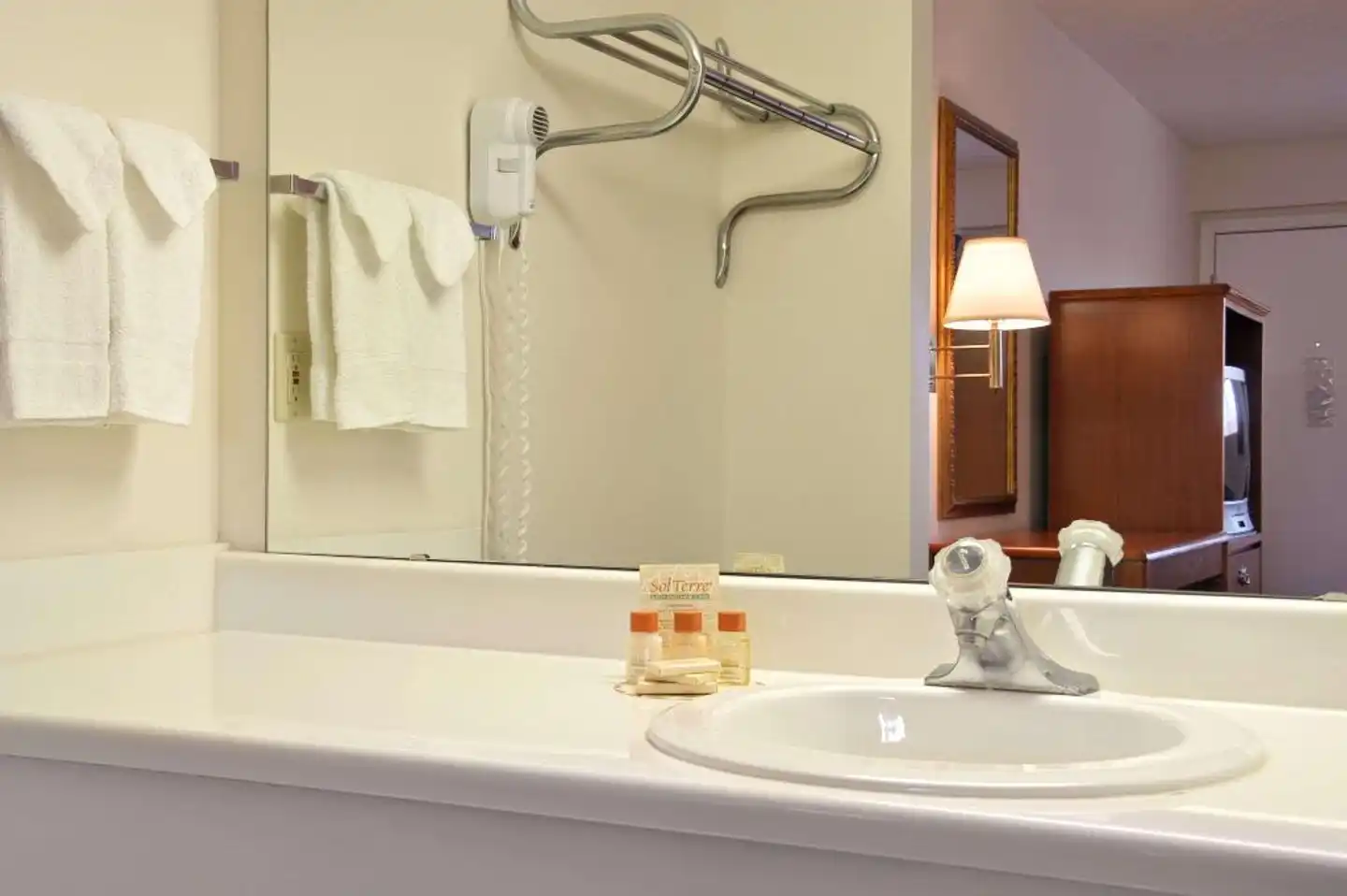 Days Inn by Wyndham Plainfield Badezimmer