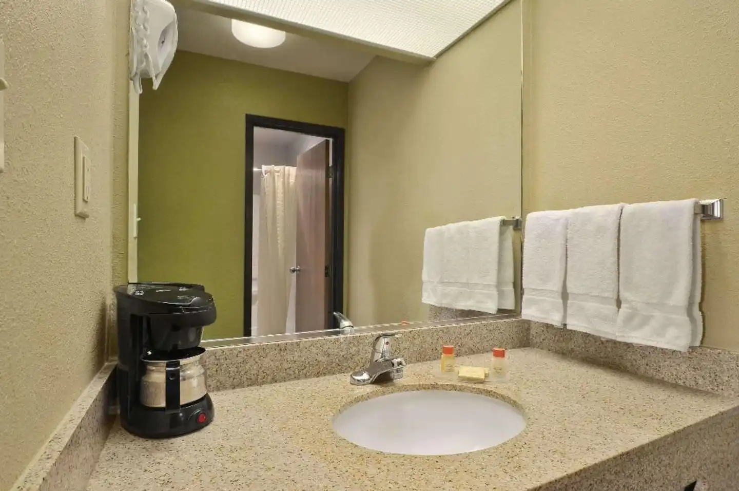 Days Inn by Wyndham Carlsbad Badezimmer