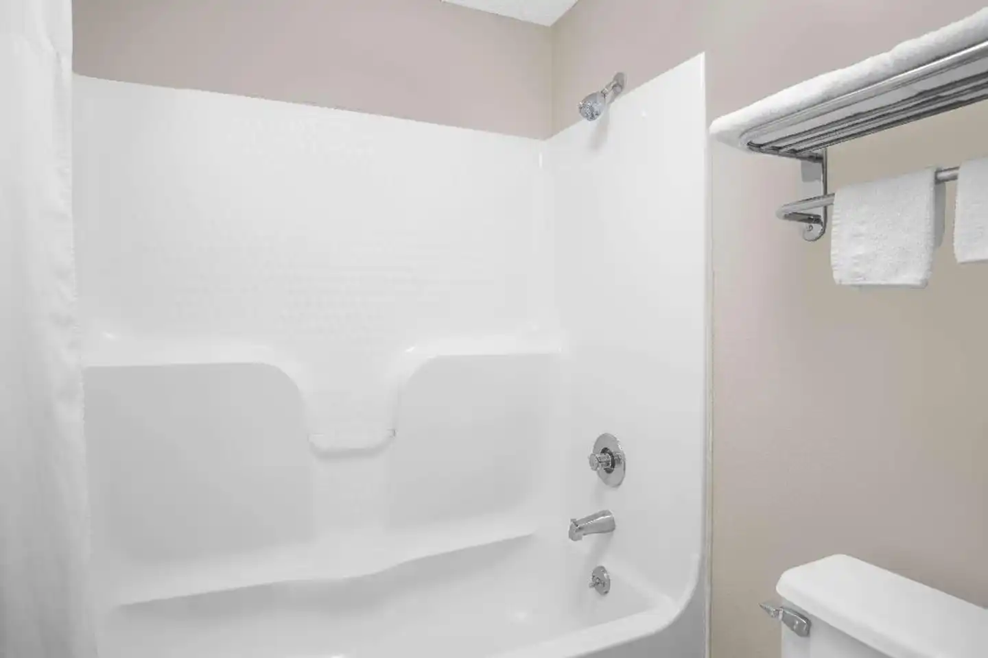 Days Inn by Wyndham Dublin GA Badezimmer