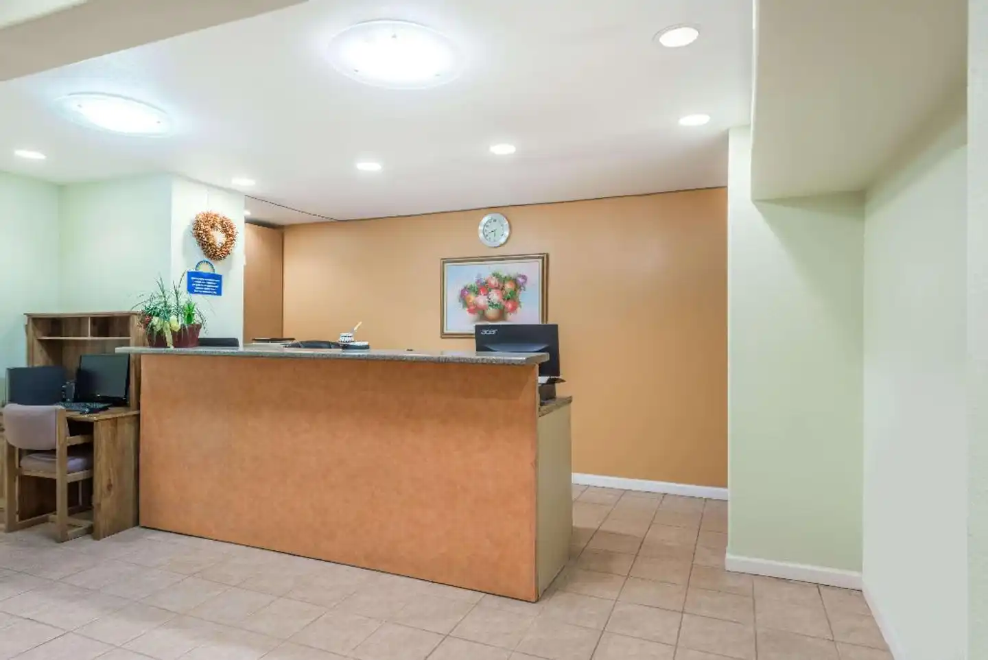 Days Inn by Wyndham Socorro Lobby