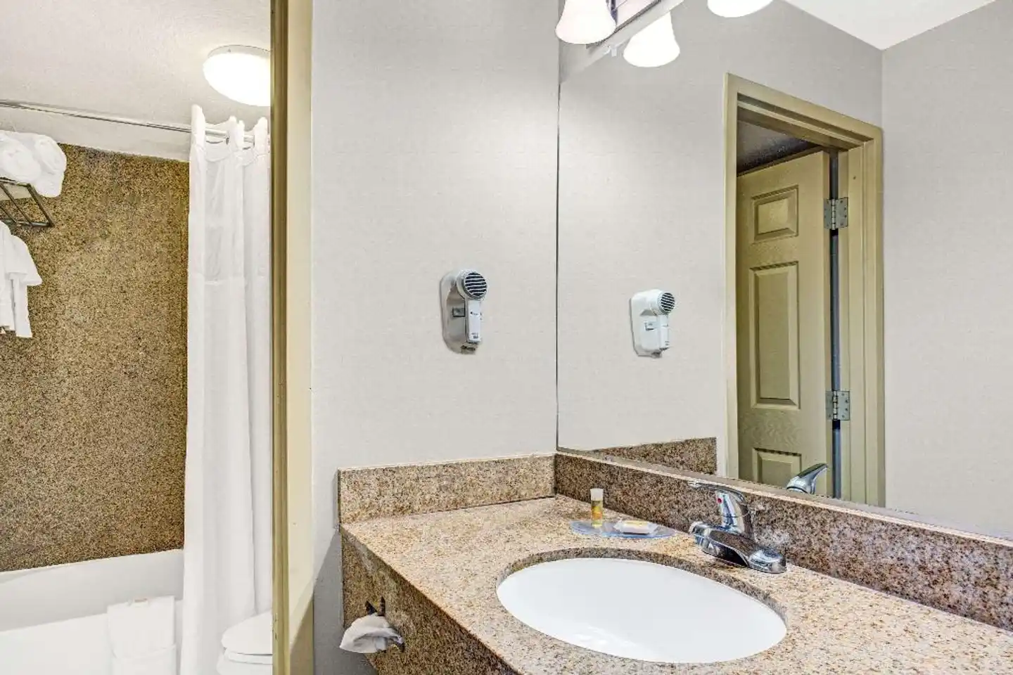 Days Inn by Wyndham Orlando Near Millenia Mall Badezimmer