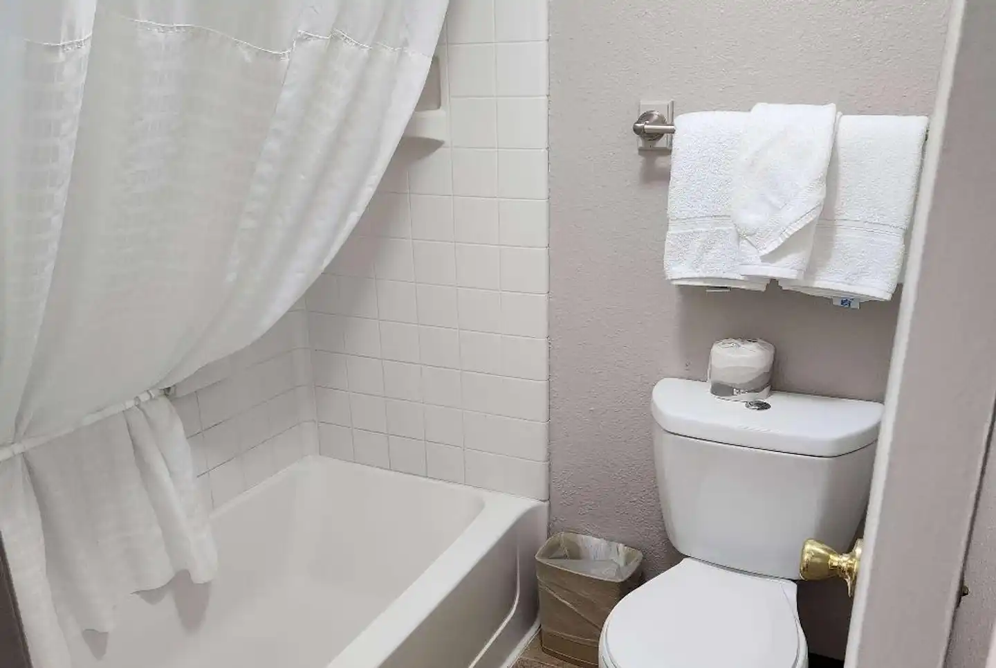 Days Inn by Wyndham Denver Downtown Badezimmer