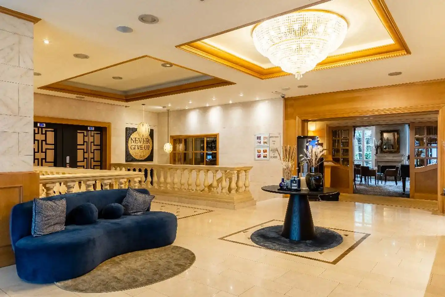Le Châtelain Lobby