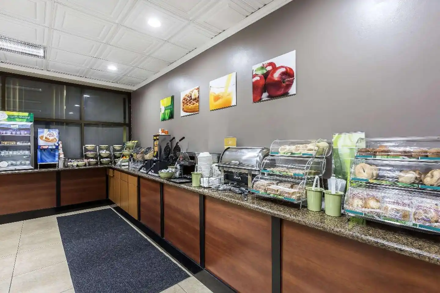 Quality Inn & Suites Los Angeles Airport - LAX Bar