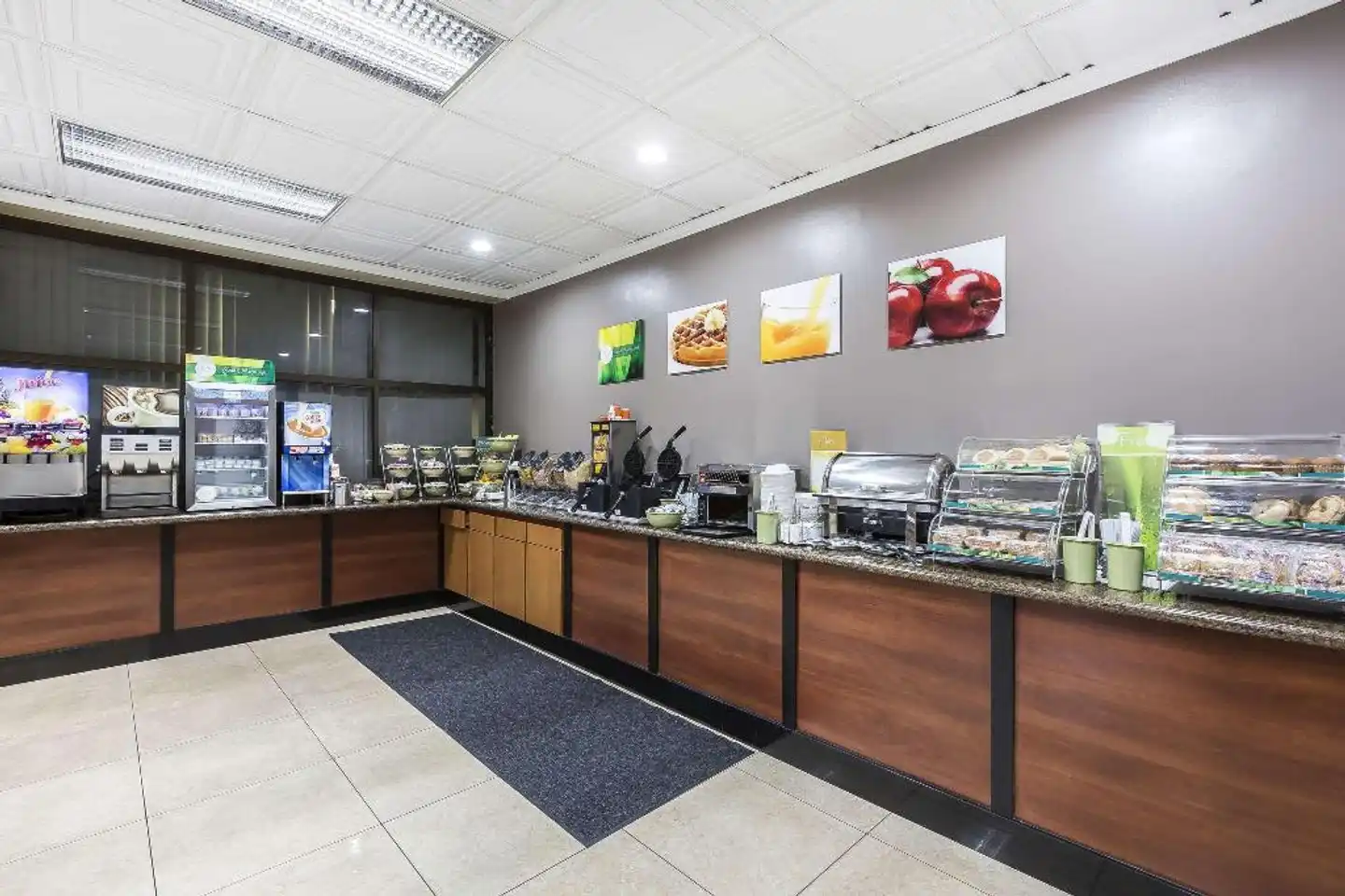 Quality Inn & Suites Los Angeles Airport - LAX Bar