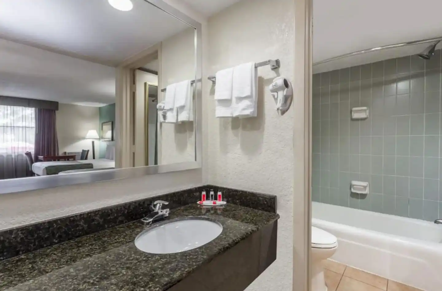 Baymont by Wyndham Sarasota Badezimmer