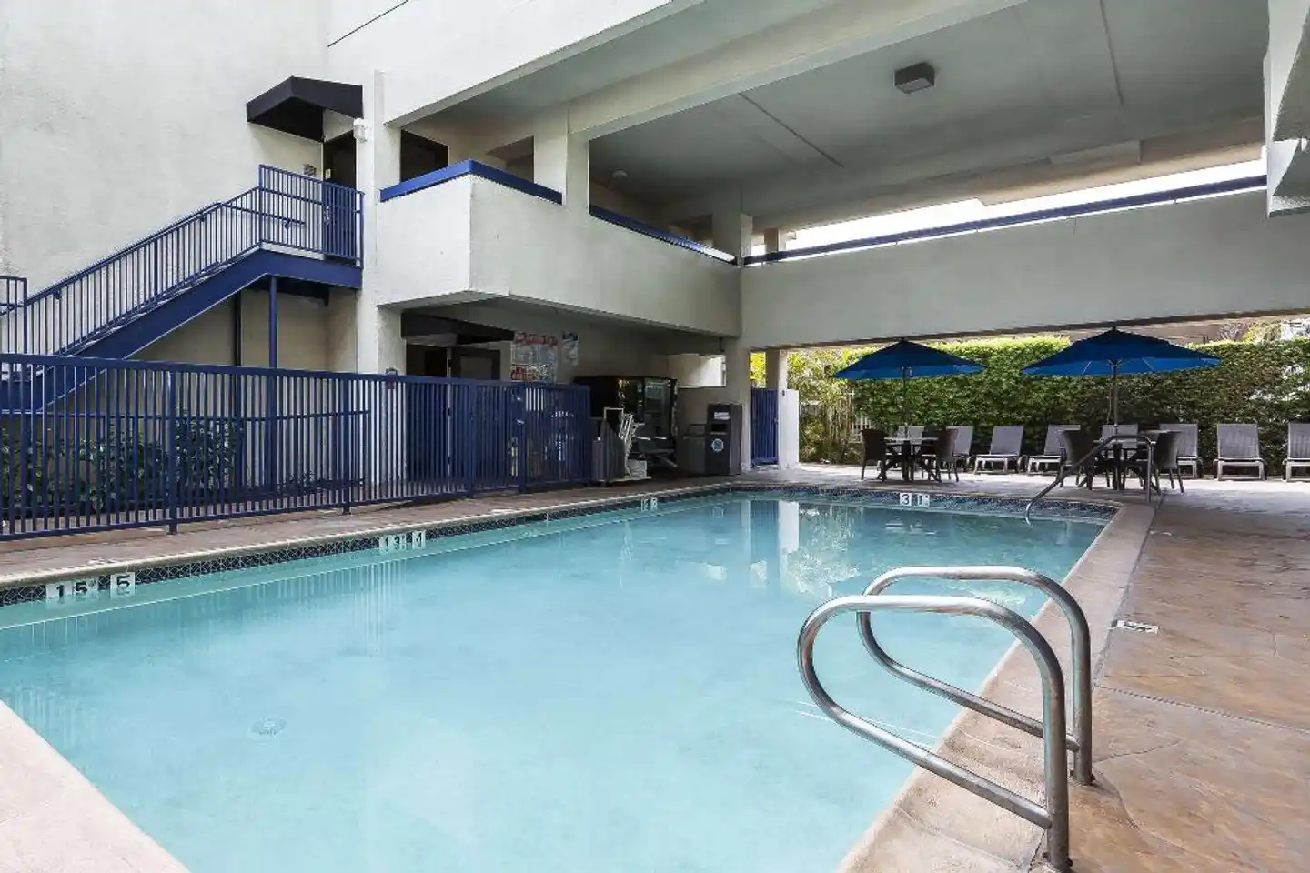 Quality Inn & Suites Los Angeles Airport - LAX Hallenbad