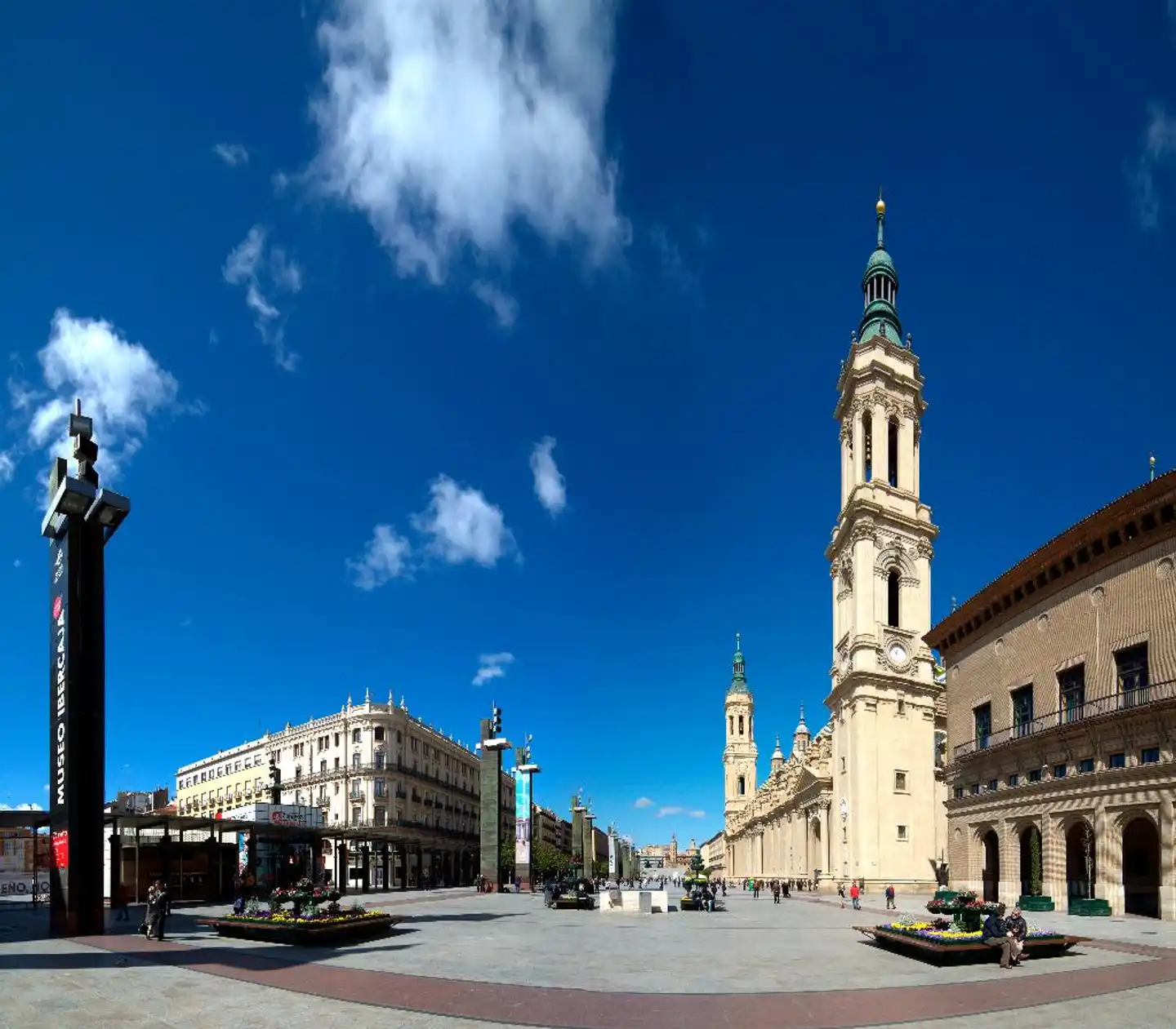Pilar Plaza Aussenansicht