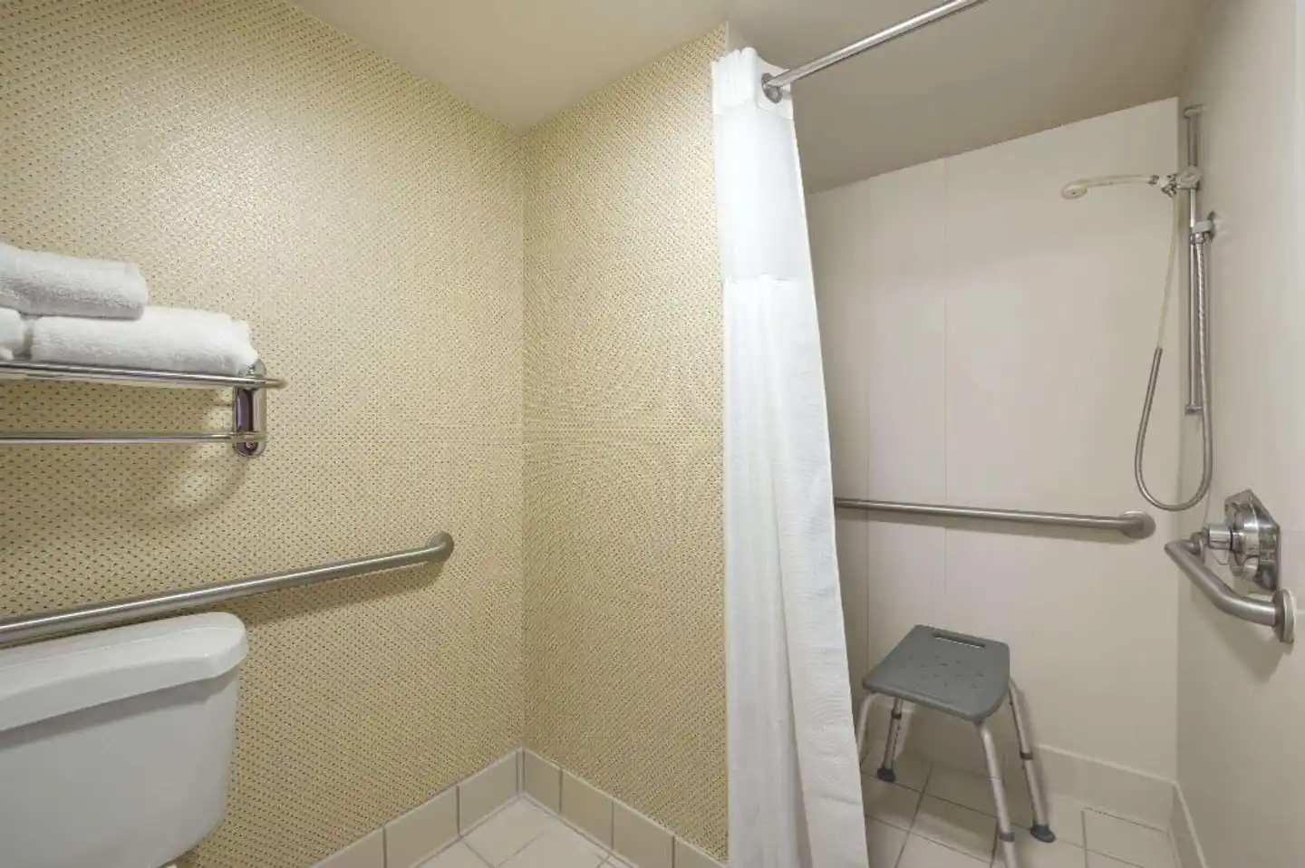 Ramada by Wyndham Suites Orlando Airport Badezimmer