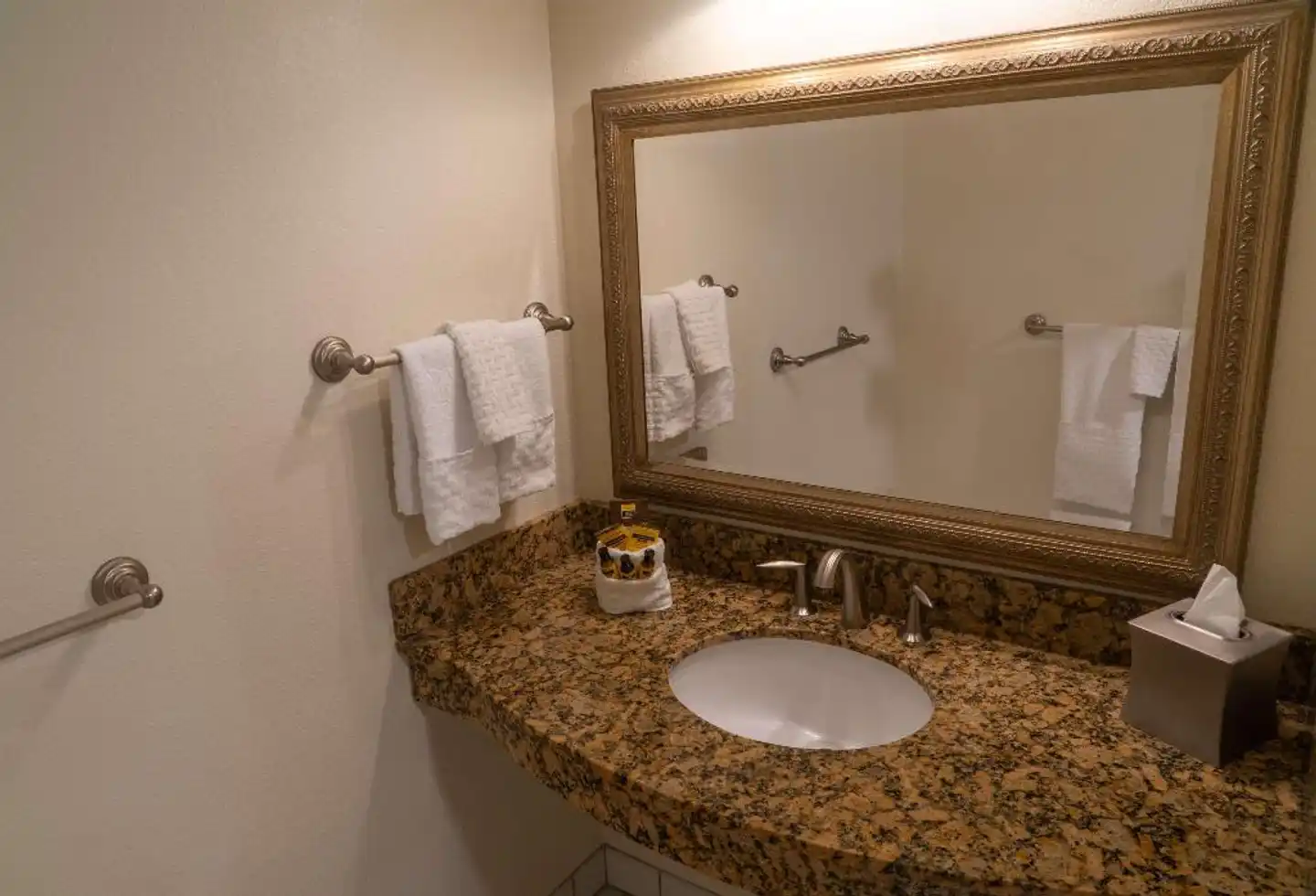 Best Western PLUS Monterey Inn Badezimmer