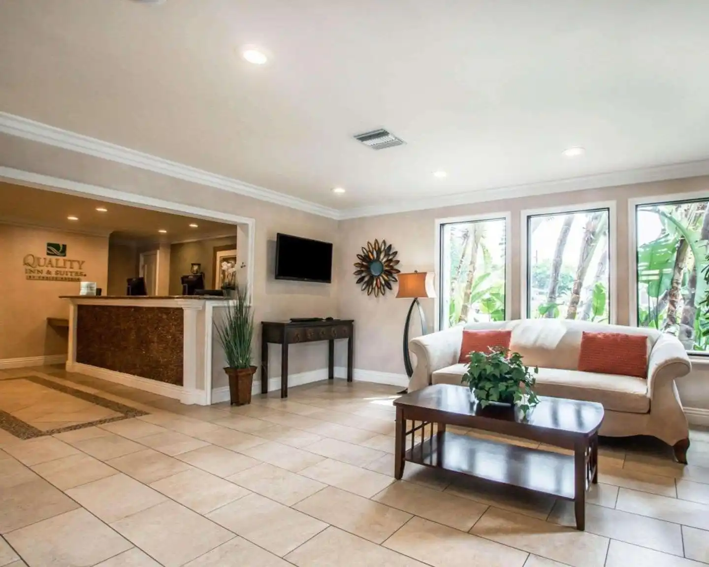 Quality Inn & Suites Anaheim Maingate Lobby