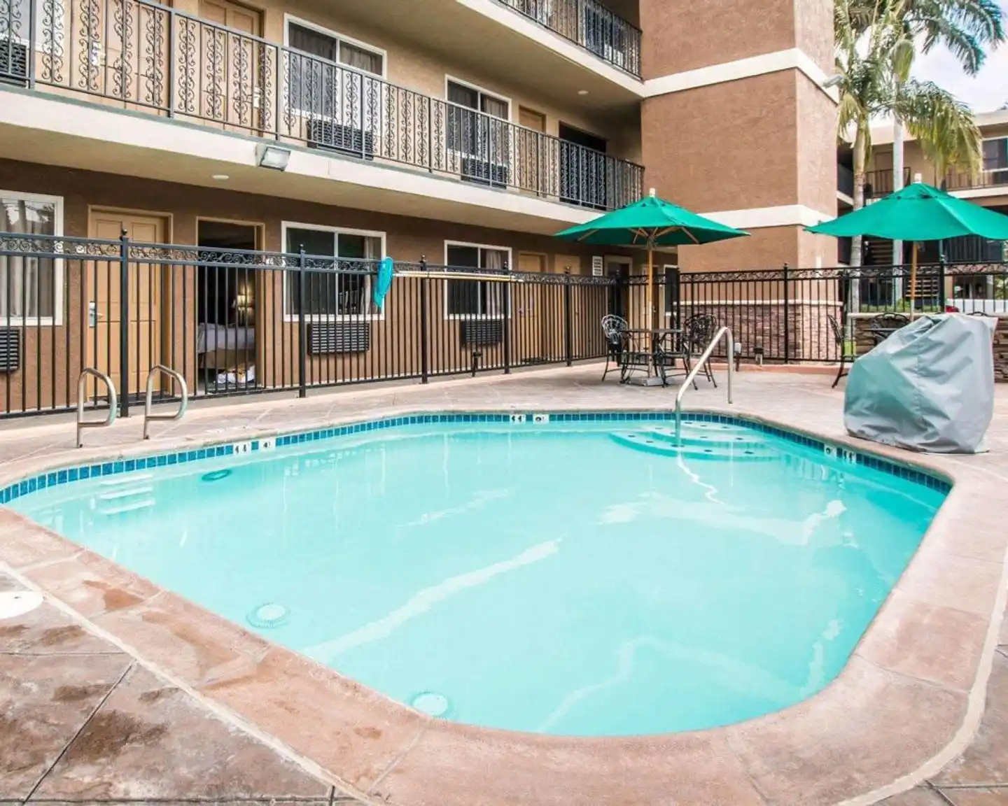 Quality Inn & Suites Anaheim Maingate Pool