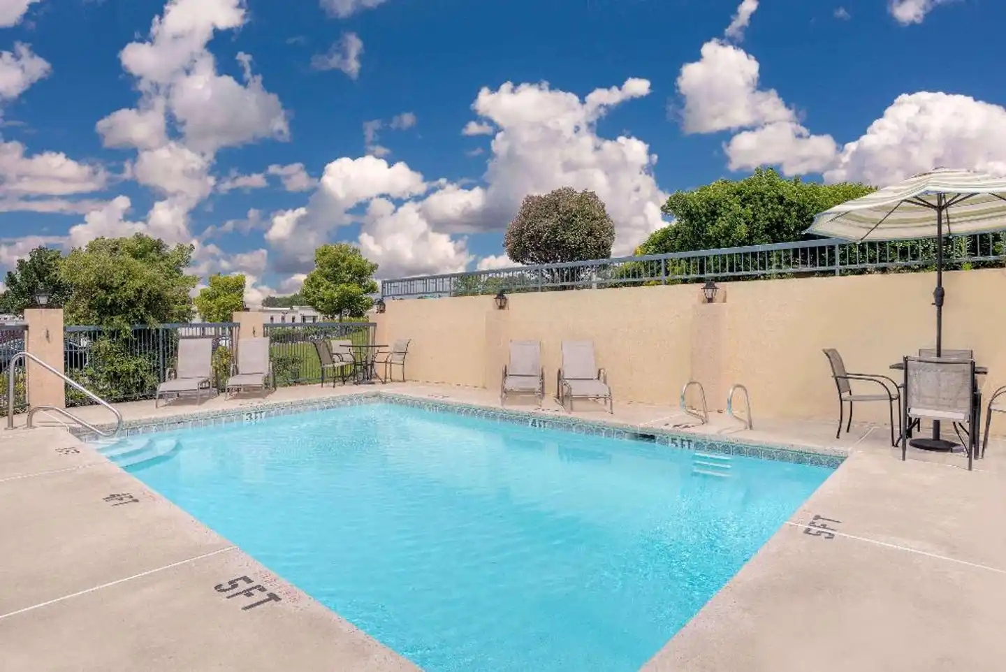 Days Inn by Wyndham Macon I-475 Pool