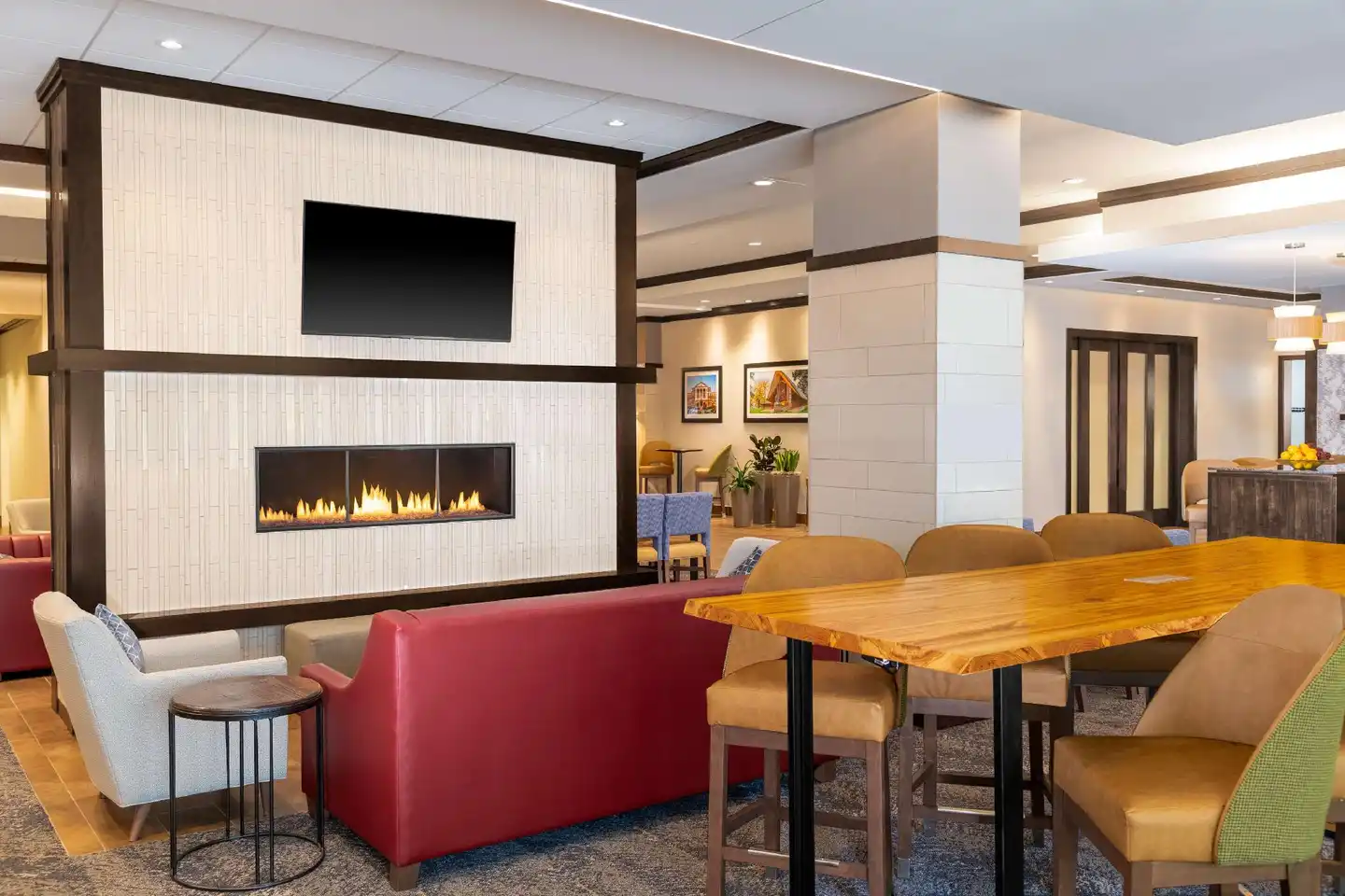 Hampton Inn & Suites Madison Downtown Bar