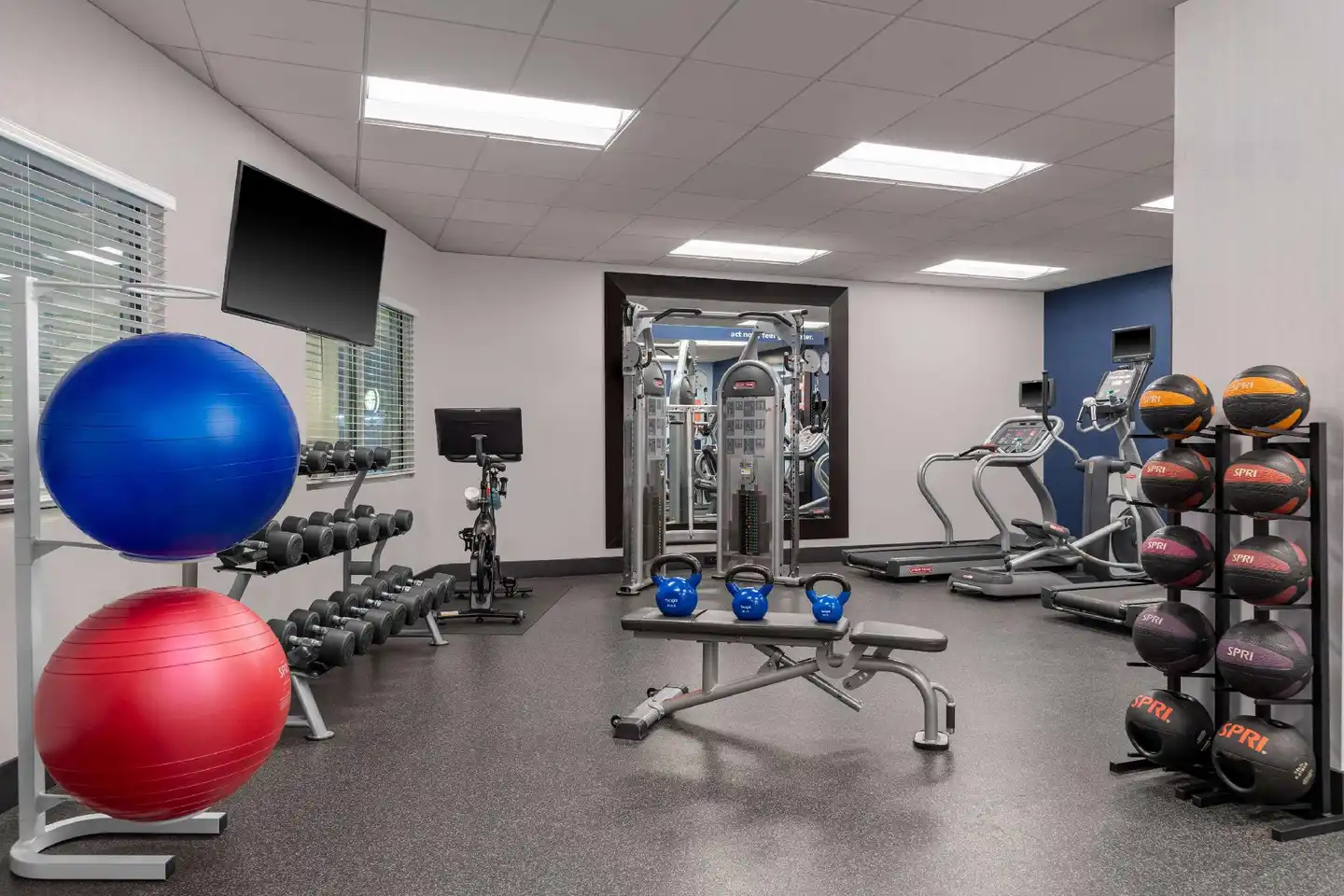 Hampton Inn & Suites Madison Downtown Sport und Entertainment