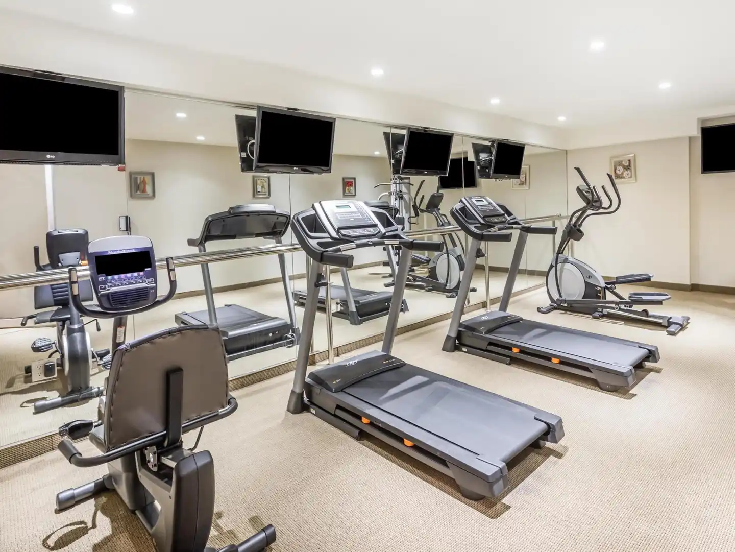 Ramada by Wyndham Flushing Queens Sport und Entertainment