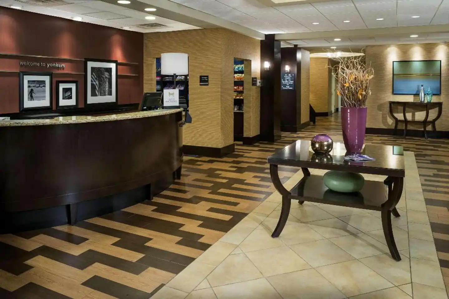 Hampton Inn & Suites Yonkers Lobby