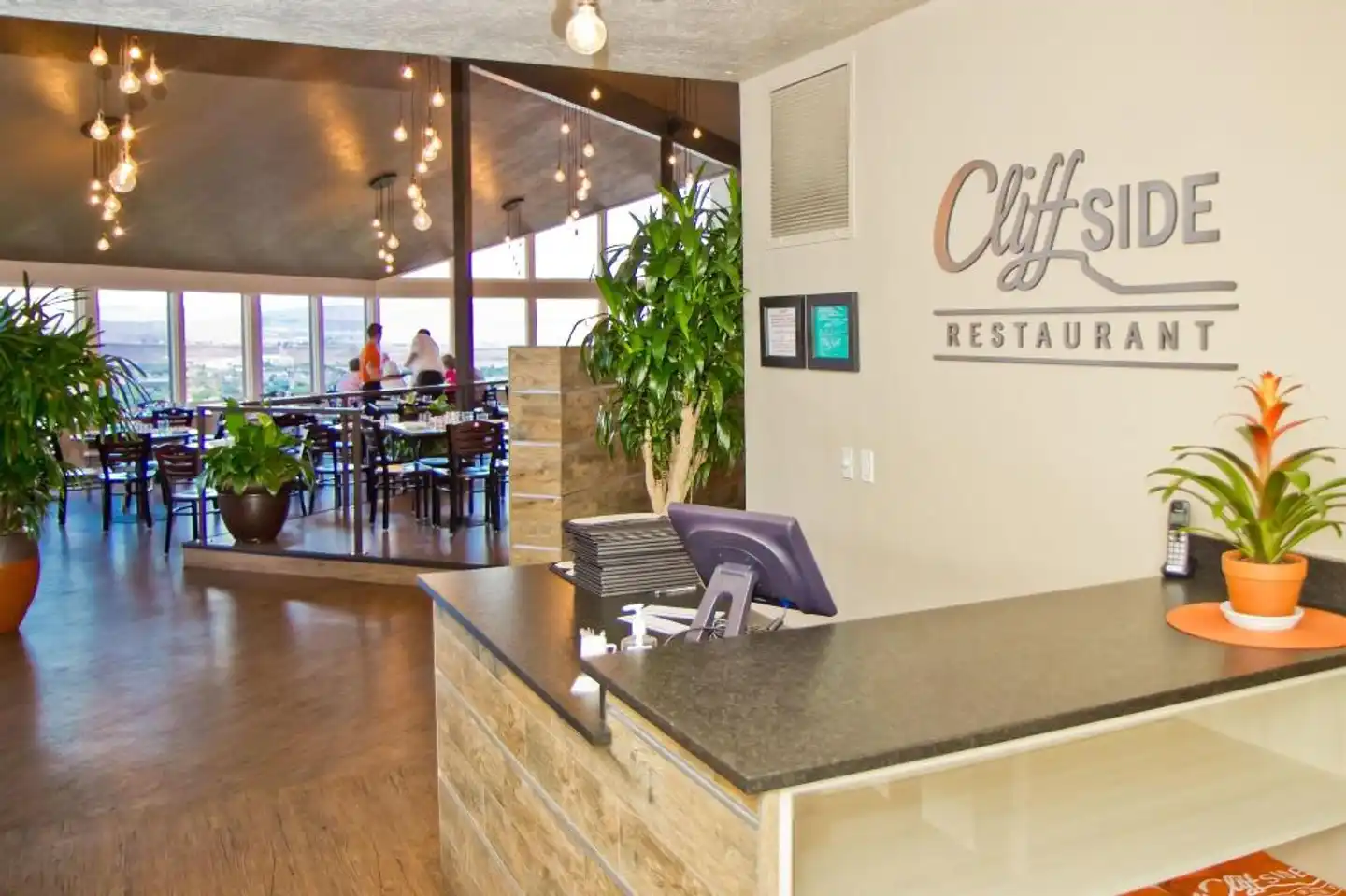 Inn On The Cliff Lobby