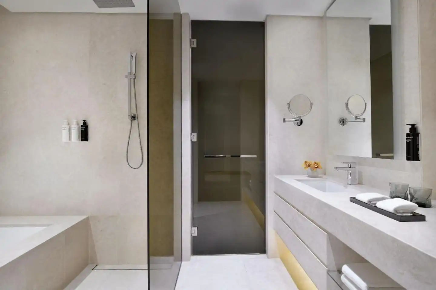 La Ville Hotel & Suites CITY WALK, Dubai, Autograph Collection Badezimmer